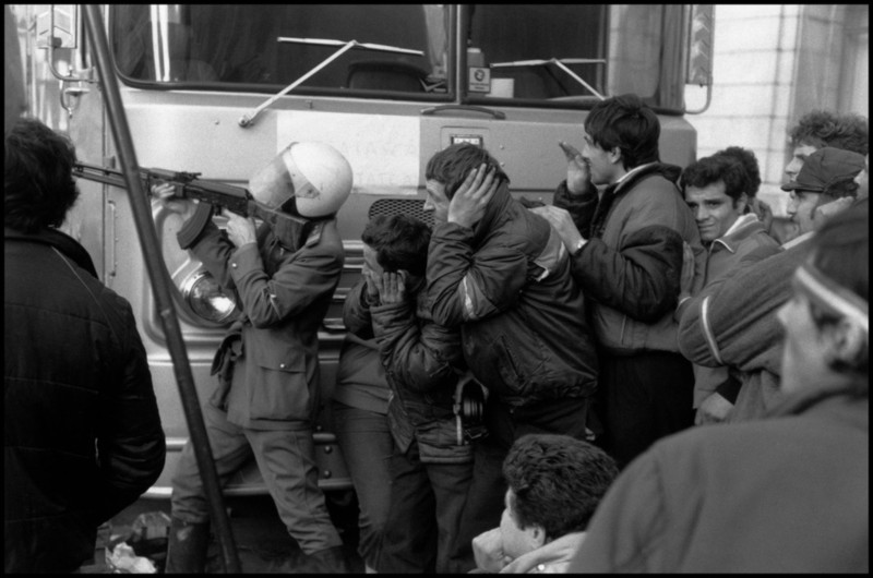 la chute de caucescu  bucarest 1989 leonard freed