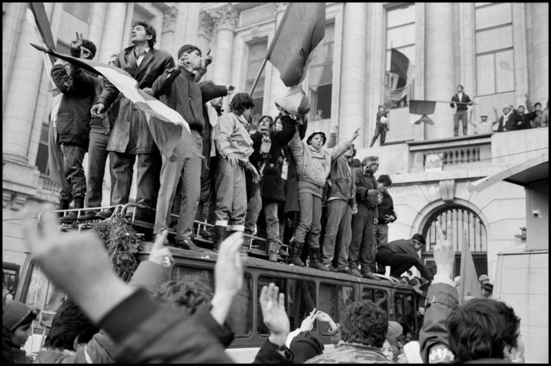 la chute de caucescu  bucarest 1989 leonard freed